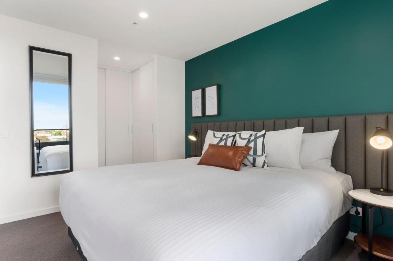 One-Bedroom King Apartment with Balcony